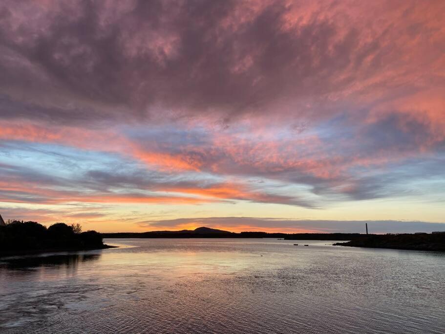 Entire Guest Suite In Four Mile Bridge, Rhoscolyn Valley Exteriér fotografie