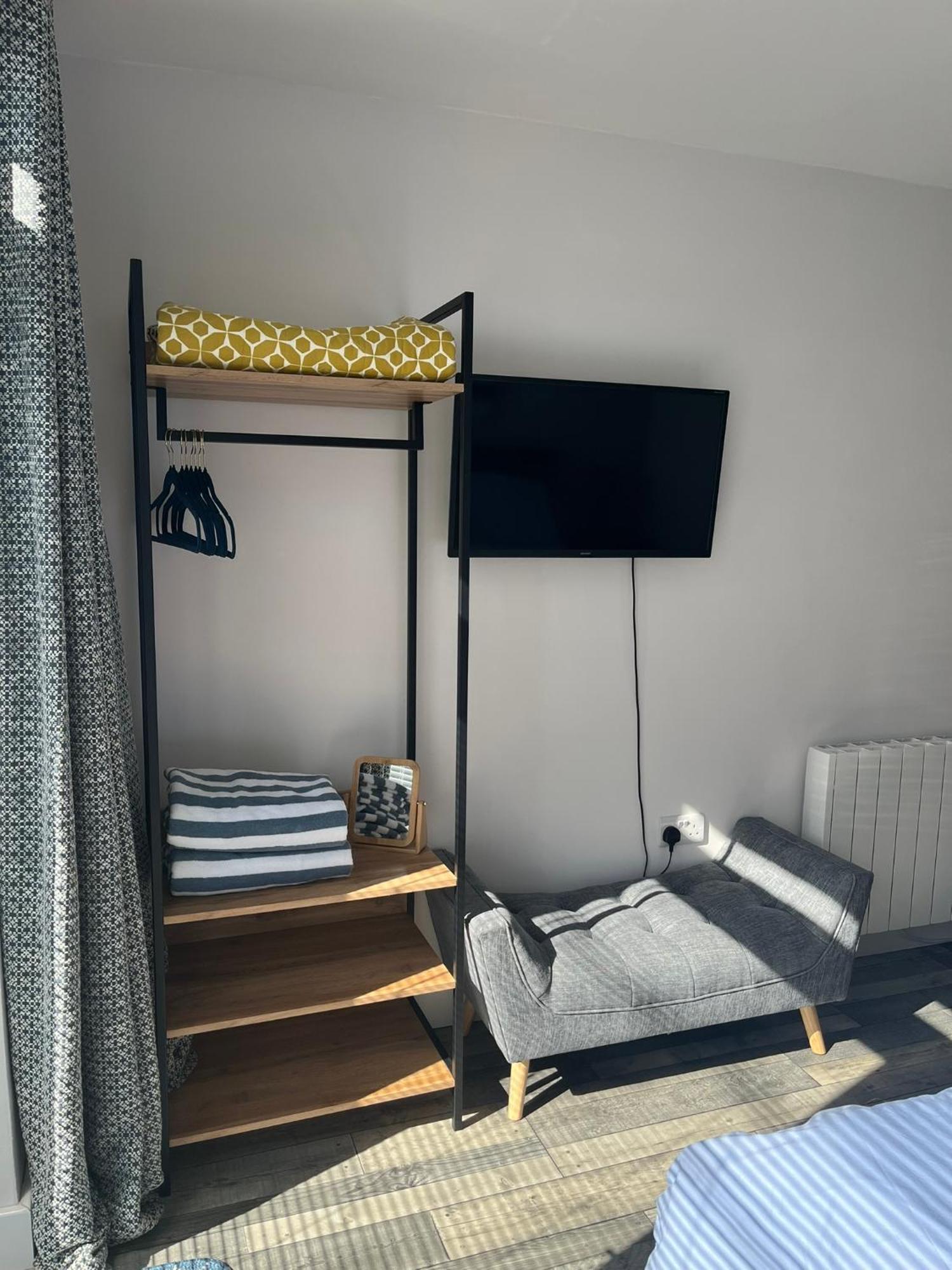 Entire Guest Suite In Four Mile Bridge, Rhoscolyn Valley Exteriér fotografie